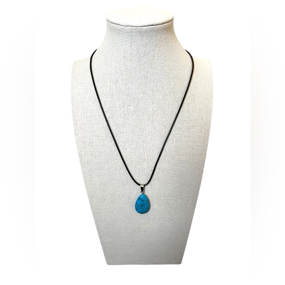 NEW Tear Drop Stone 18 in. Necklace #11